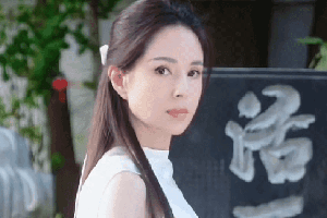 Lý Nhược Đồng làm gì với gương mặt của mình đấy?