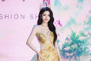 Đi cao gót, khoe chân dài miên man khi chơi Golf, Hoa hậu Việt Nam khiến tất cả phải sững sờ