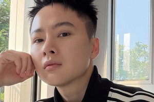 Tiểu minh tinh ai cũng săn đón một thời giờ livestream bán hàng mưu sinh