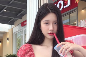 Chỉ uống trà sữa thôi, họa sĩ Minh Thư vẫn dễ dàng khiến người xem "gục ngã"