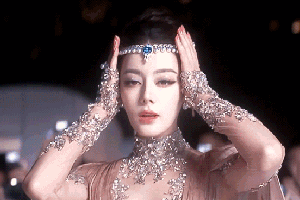 Mọi ống kính đều hướng về Địch Lệ Nhiệt Ba