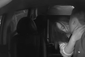Trung Quốc: Nóng sốt vụ tài xế taxi lợi dụng nữ khách say xỉn, có hành vi 18+