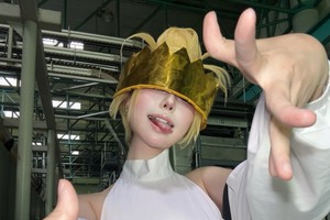 Bịt mắt cosplay, hot girl vô tình tạo ra siêu phẩm mùa Halloween