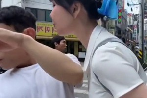 Sốc trước màn ẩu đả bẩn thỉu của hai streamer Hàn giữa phố, dân mạng nghi dàn xếp, bóc trần chiêu trò câu view bất chấp