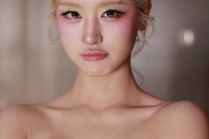 Bí lời khen trước màn cosplay "tiên xanh" của hot girl tạp hóa