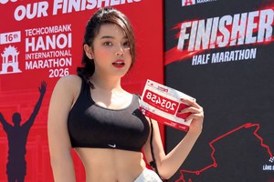 Check-in giải chạy, hot gymer tạo dáng chấn động khiến CĐM thích thú
