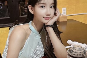 Nữ DJ quyến rũ Hàn Quốc nhận chỉ trích vì mặc áo dài khoe thân phản cảm
