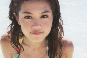 "Thiên thần nội y" sở hữu nhan sắc cực phẩm khiến tỷ phú giàu nhất Hong Kong cũng phải... đâm đơn kiện