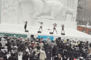 Nhóm nữ cả cõi mạng kêu gọi tan rã: Mặc đồ bơi biểu diễn dưới trời tuyết, bị đe doạ phải đóng phim người lớn