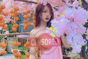 "Hú hồn" với bộ ảnh áo dài của hot girl xinh đẹp, cách tân theo phong cách quá táo bạo khiến người xem e ngại