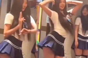 Quán lẩu Trung Quốc gây sốt: Cho 'Tóc Tóc Cơ' nhảy cực sung khiến CĐM ngán ngẩm