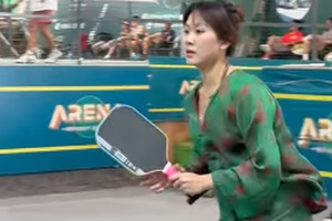 Không còn “vén váy” chơi Pickleball, Nàng Kim lại gây tranh cãi khi diện… áo bà ba quay clip