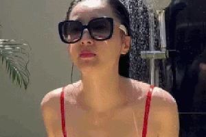 Cả showbiz chưa thấy ai như mỹ nhân này, vào đại học bố phải theo sát canh chừng không rời nửa bước