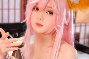 27 giây nhập vai Cáo chín đuôi với đường cong vô thực, gái xinh "buff" tinh thần anh em game thủ lên kịch trần!