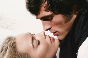 Margot Robbie hóa mỹ nhân gợi cảm với loạt cảnh nóng gây sốc trong phim 18+ Đồi Gió Hú