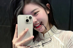 Khoe khéo điện thoại mới, hot girl khiến triệu anh em game thủ không thể rời mắt