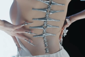 Zoom cận hình ảnh "đắt giá" trong MV tiền tỷ của Mai Dora, fan xuýt xoa, chấm điểm tuyệt đối