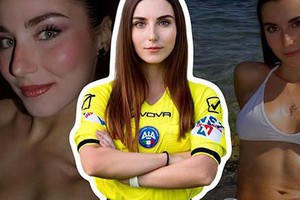 Nữ trọng tài nóng bỏng tới mức làm cầu thủ quên cả nhìn bóng