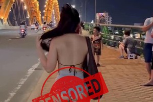 Ăn mặc phản cảm nơi công cộng, hot girl khiến người xem không khỏi "nhăn mặt"