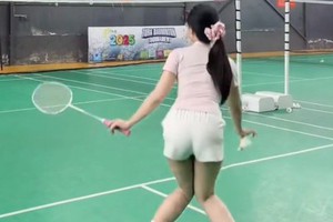 "Ưỡn ẹo" trên sân cầu lông, hot girl khiến người xem "ngứa mắt" không chịu nổi với chiêu trò câu view