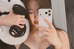 Chẳng cần "background" biển cả, hot girl Lê Phương Anh vẫn diện nội y thả dáng "khét lẹt"