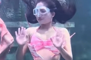 Bị khán giả giơ "ngón tay thối", hot girl tiên cá có pha xử lý cực khéo