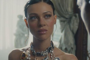 Con dâu nhà Beckham nói về vai diễn trong phim 18+ gây sốc