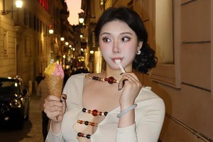 Bông hồng lai người Úc khiến fan mê mệt vì mặc đồ Âu hay Á đều là “cực phẩm”