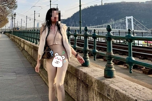 Bó sát lại còn màu nude, bộ trang phục thị phi khiến chính chủ lộ khoảnh khắc nhạy cảm giữa phố. Thời trang hay thảm họa?