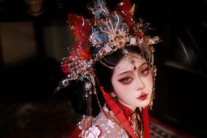 Xuyên không thành hoàng hậu, nữ coser khiến fan mê mệt với màn biến hình "không vết xước"