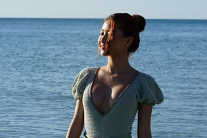 Phơi nắng trên ván chèo, sắc vóc hậu dao kéo của Louis Phạm khiến dân mạng trầm trồ