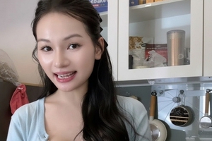 Diện đầm sexy, nữ trợ lý hot nhất cõi mạng lên video hé lộ bí quyết để được "chủ tịch" cưng chiều