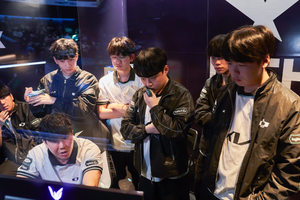 DK bại trận trước BNK nhưng cộng đồng lại tranh cãi về hành động của HLV CvMax