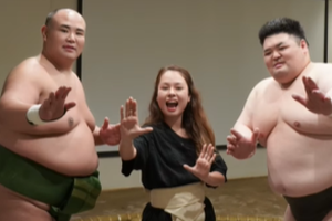 Đấu vật với sumo, hot girl xinh đẹp khiến tất cả thích thú