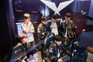 HLV KkOma rời T1 khiến cộng đồng LMHT xôn xao