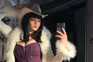 Đẹp không thua gì bản gốc, nữ coser 1,5 triệu follow "hô biến" thành phiên bản Robin khó rời mắt