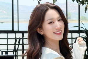 Đi tác nghiệp nhưng vẫn "hút hồn" người xem, MC Linh Nắng lại "ghi điểm" tuyệt đối với bộ ảnh mới