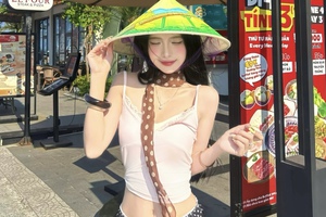 "Thánh check-in" cà phê gây sốt khi thả dáng phố biển, visual cực phẩm làm netizen "mất ngủ"