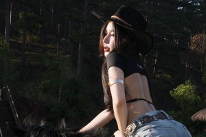 Trổ tài "cưỡi ngựa", hot girl xinh đẹp khiến triệu anh em "đứng hình"