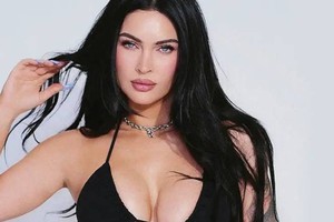 Megan Fox tái xuất Instagram, khoe đường cong cực quyến rũ gây bão MXH