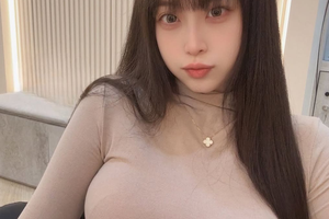 Lấy vòng một làm giá đỡ gậy bi-a, nàng hot girl bị chỉ trích không ngớt, cố tình dựng "content" câu view