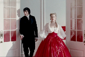 Giải mã 9 chi tiết ẩn trong Đồi Gió Hú: Phòng ngủ mang màu da nữ chính, tại sao bức tường lại "đổ mồ hôi"?