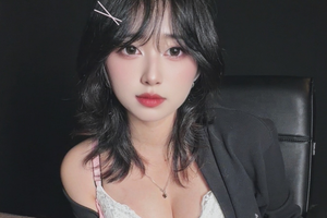 Đăng ảnh xem tarot nhưng hot girl Mercury Nguyen lại khiến dân mạng "không thể rời mắt"