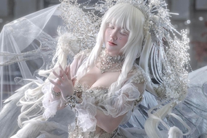 Mang gần 15kg đạo cụ trên người, nữ coser khiến tất cả thán phục với công sức "biến hình" đầy ấn tượng