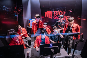 Đang yên đang lành, siêu sao T1 bị đàn em cũ "var" ngay trên kênh stream