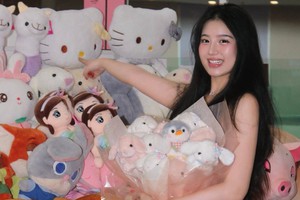 Khoảnh khắc "gắp thú bông" của hot girl xinh đẹp khiến người xem phải thốt lên "tuyệt đối điện ảnh"