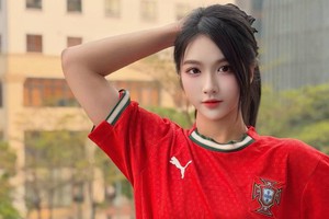 Công khai ủng hộ Ronaldo đến mức này, hot girl xinh đẹp khiến người xem thích thú