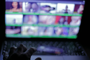 Tưởng "xem vụng" web đen là không ai biết? 7 dấu hiệu smartphone "biến chất" tố cáo bạn đã lọt vào tầm ngắm của hacker!