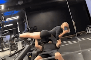 Ngôi sao Chelsea gây bão với clip dùng bạn gái xinh đẹp làm... tạ đẩy ngực