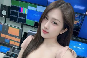 MC Linh Nắng "đổi style", khiến fan chỉ biết ngắm nhìn